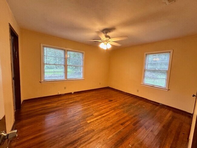 Building Photo - 1725 Airport Dr