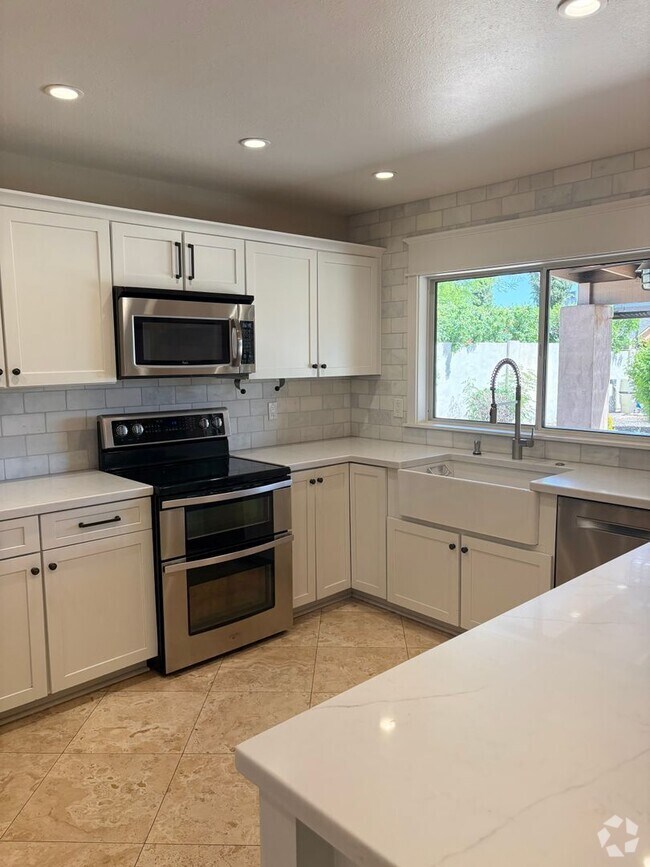 Building Photo - **STUNNING 3 BEDROOM/2 BATHROOM FULLY RENO...