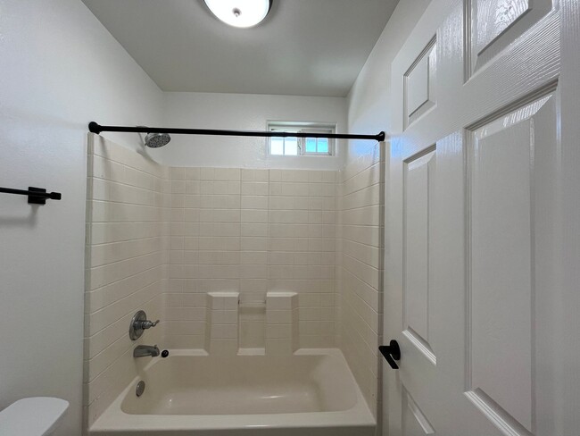 Building Photo - ? Move-In Special! ? $1,000 Off First Mont...