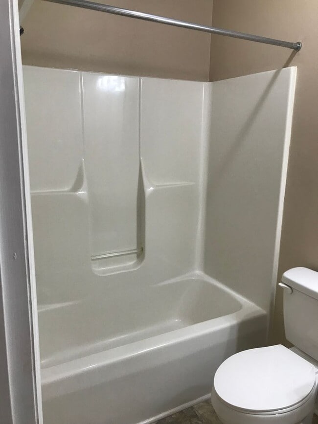 Building Photo - Nice 2 bedroom 2.5 bath town home in quiet neighborhood in town