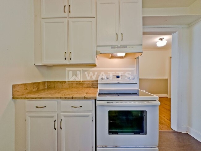 Building Photo - Charming 2BR/1BA Bungalow in Crestwood South