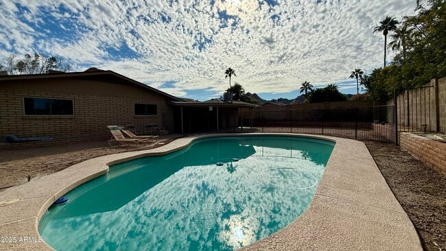 Building Photo - 2502 E Sahuaro Dr