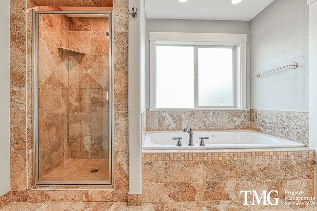 Building Photo - Large Pet Friendly 3 bed 2.5 bath home in ...