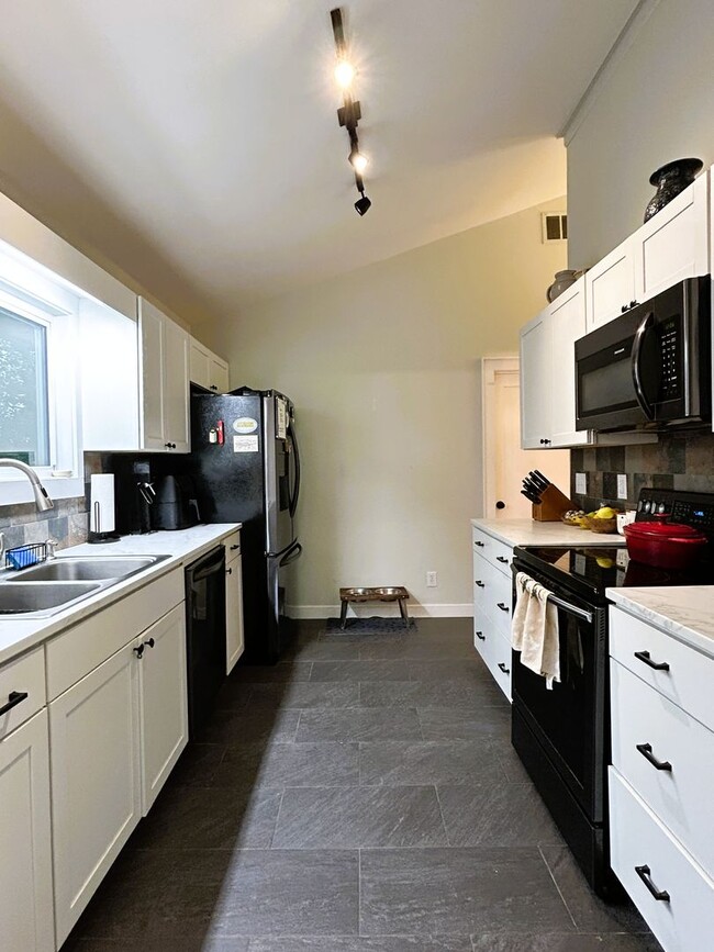 Building Photo - Spacious 3BR/2BA Home Near Downtown Boone & ASU