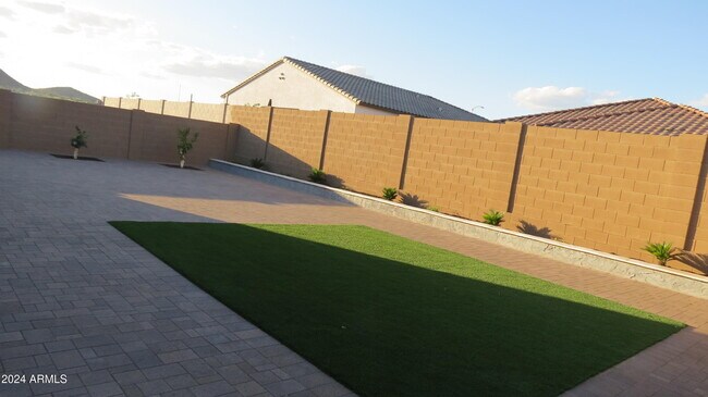 Building Photo - 7710 W Jackrabbit Ln