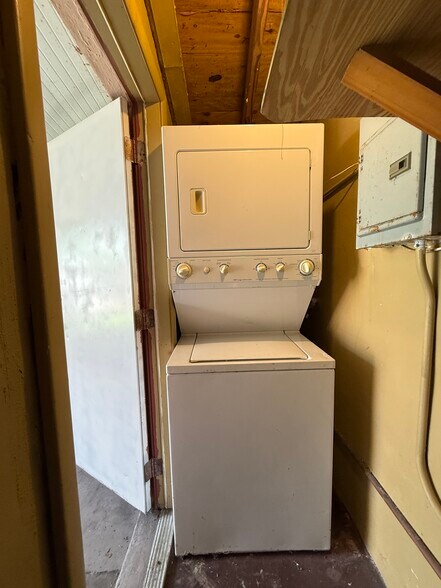 Private laundry - 670 NE 132nd St
