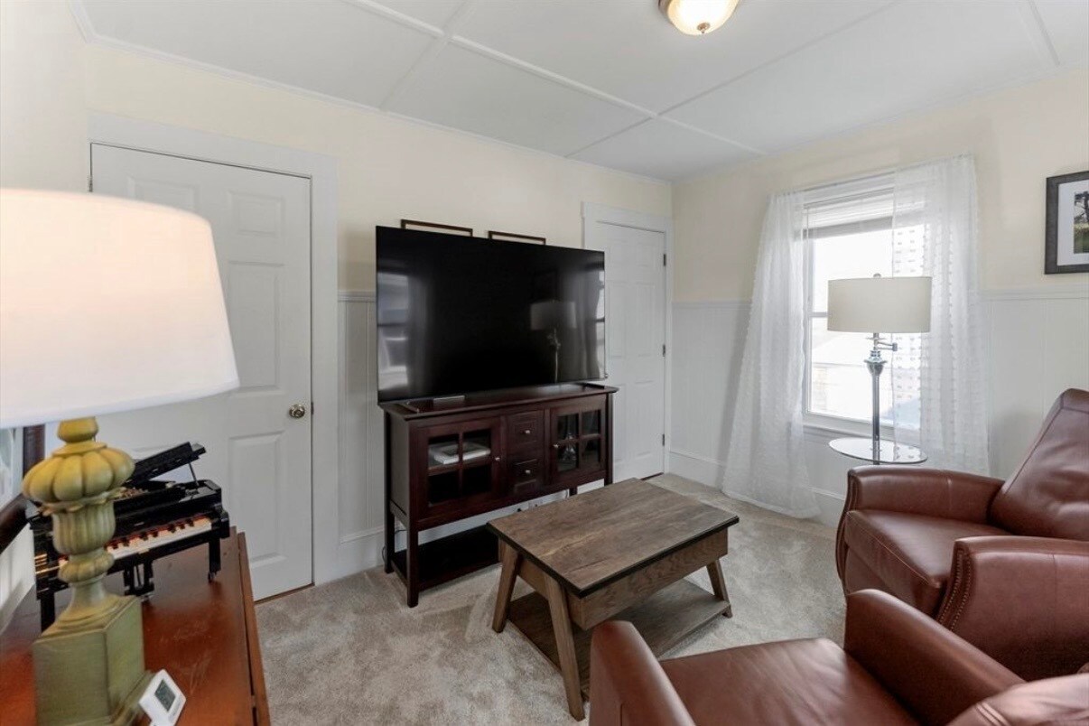 Building Photo - 8 Peck Ave