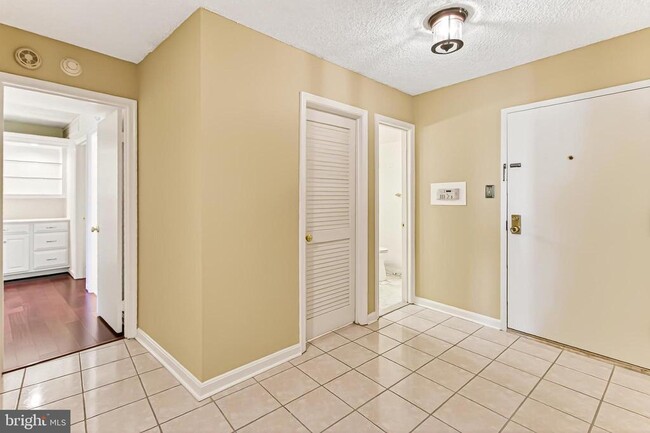 Building Photo - 1101 S Arlington Ridge Rd