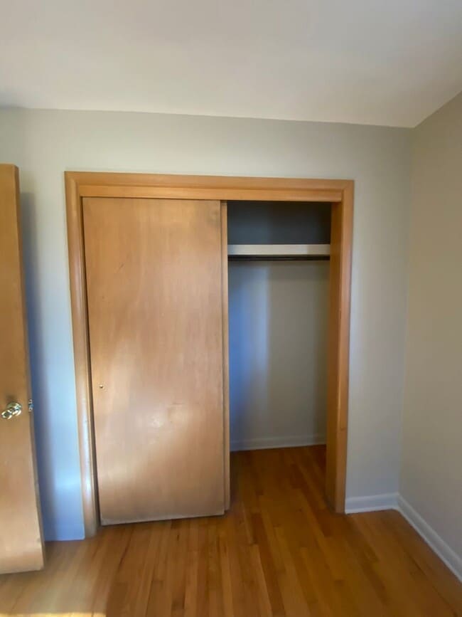 Building Photo - 2 bedroom 1.5 bath charming home