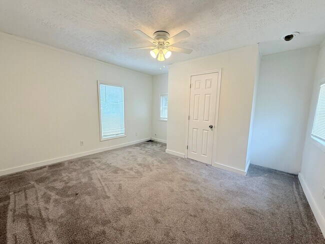 Building Photo - 4 Bedroom 2 Bath in Normal!