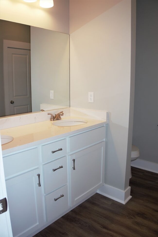Building Photo - 3 Bedroom, 2 Bath Home in Valley View-  av...