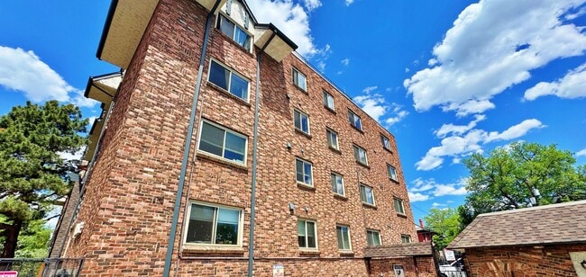Building Photo - Fully Remodeled Sunny & Quiet Top Floor St...
