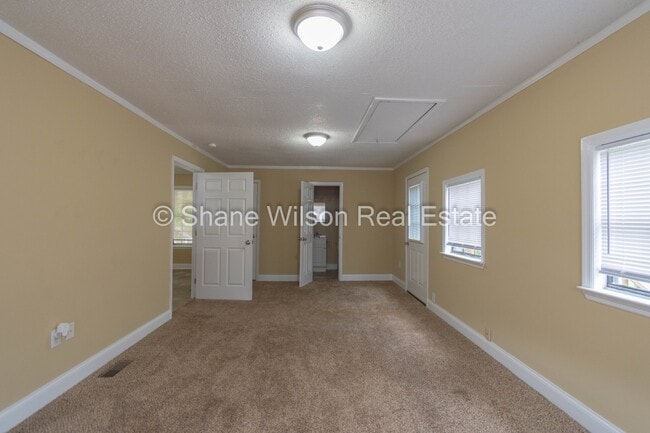 Building Photo - Large 4 BR / 2.5 BA homefor lease in Rossv...
