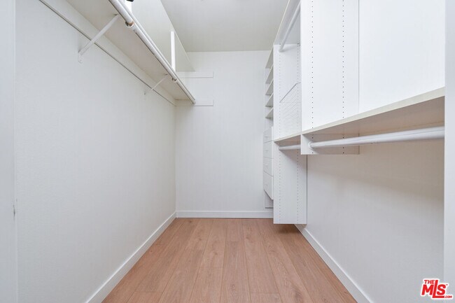 Building Photo - 5350 White Oak Ave