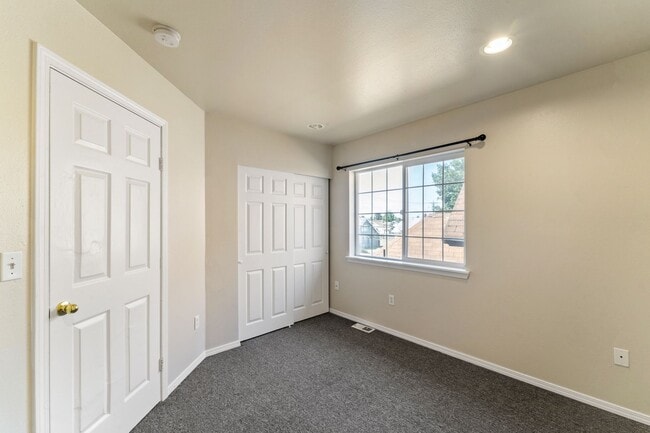 Building Photo - MOVE-IN SPECIAL! $500 plus Security Deposi...