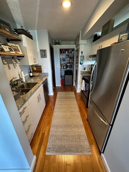 Kitchen - 56 Winthrop Shore Dr