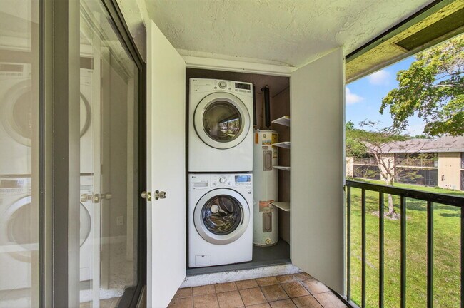 Building Photo - 3939 NE 5th Ave