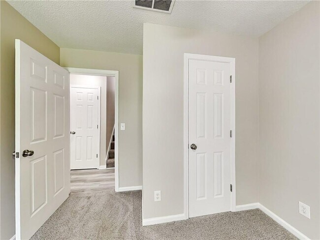 Building Photo - 220 Ashland Manor Dr