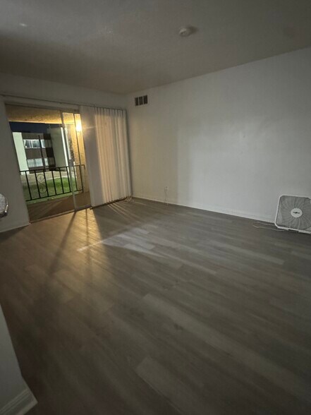 Building Photo - 1405 Vegas Valley Dr
