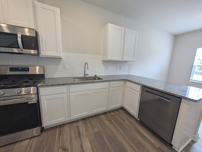 Building Photo - 3156 Fall Hills Dr