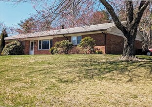 Building Photo - 4 Bedroom Ranch- Close to Town!
