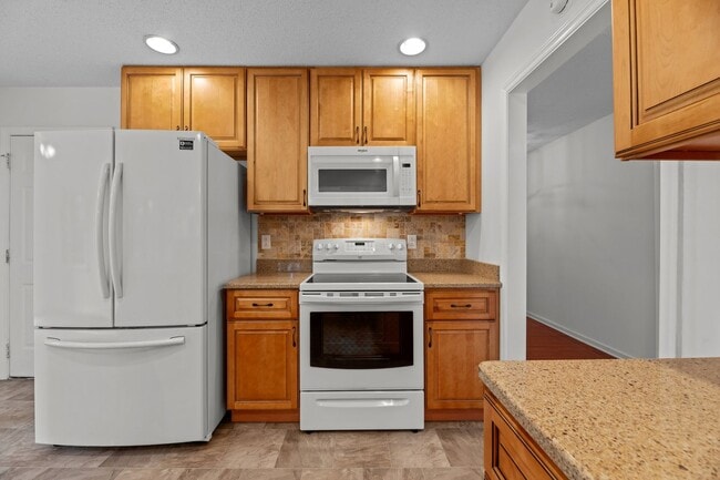 Building Photo - 3x2 Gem Nestled on Cul-DeSac in Premier Gated Marina Community!!