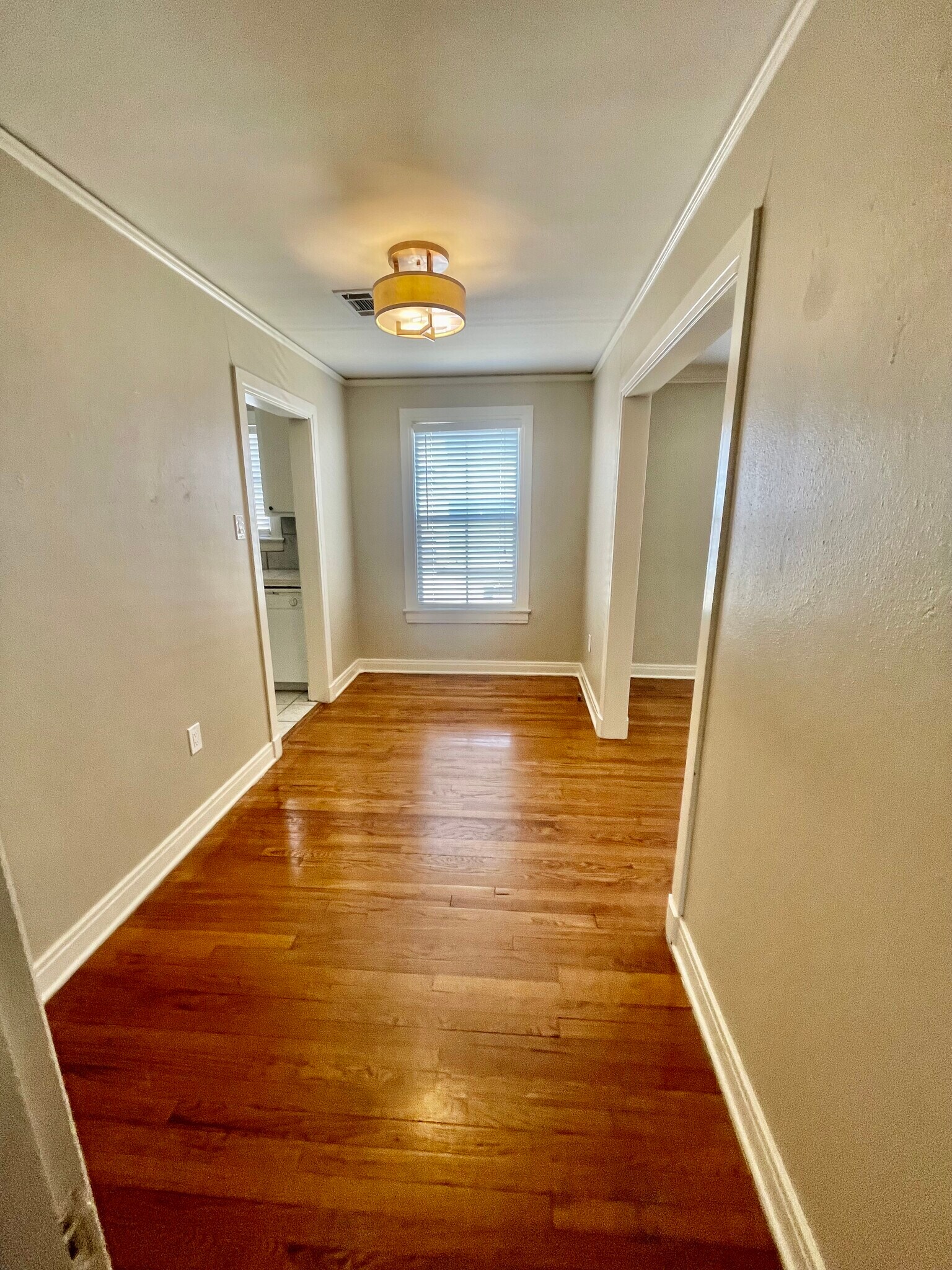 Building Photo - 611 Lakeland Dr