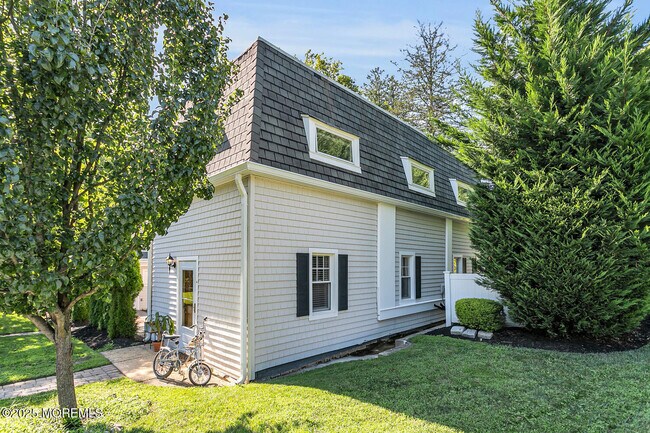 Building Photo - 485 Sycamore Ave