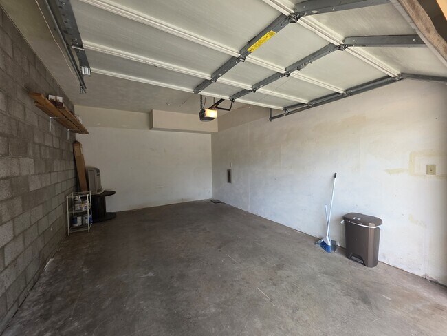 Building Photo - 93 E White Mountain Blvd