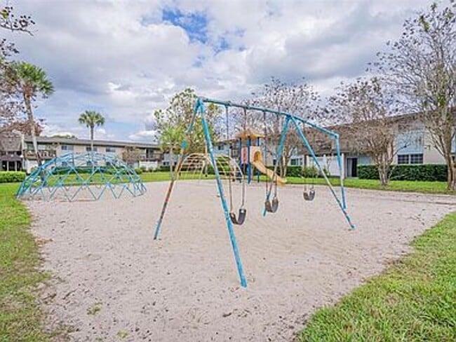 Building Photo - 2 Bed 1 Bath Condo | Pet Friendly | Washer...