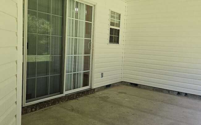Building Photo - 885 SW Jaguar Dr