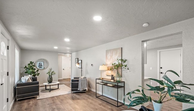 Building Photo - 316 E 46th Pl