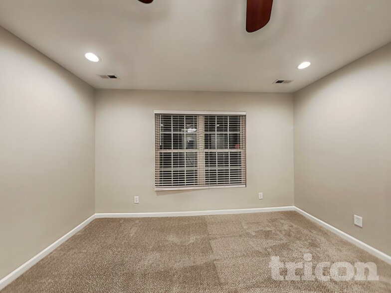 Building Photo - 254 Riverrun Dr