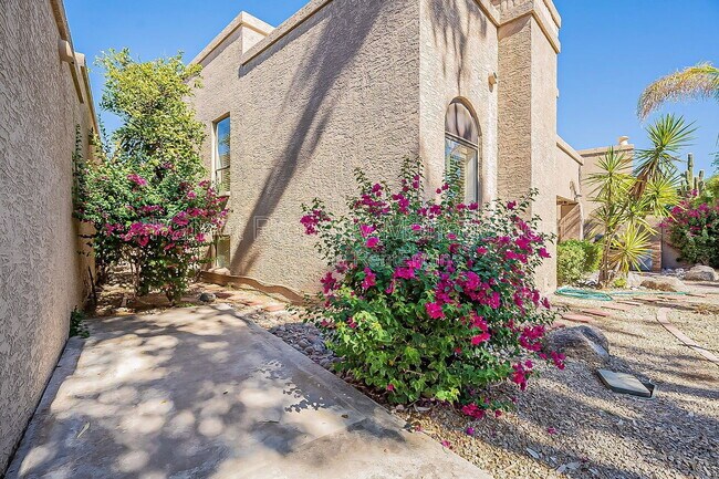 Building Photo - 10527 E Fanfol Ln