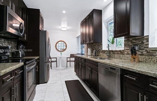 Building Photo - 14121 S Biscayne River Dr