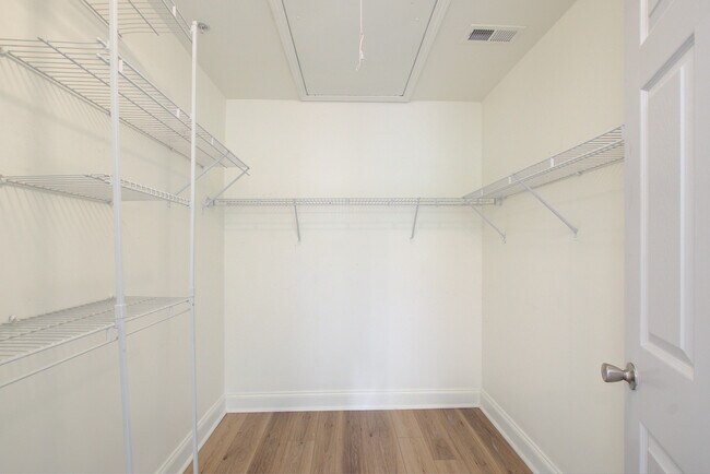 Building Photo - 304 Madison Ct