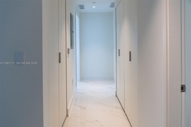 Building Photo - 700 NE 24th St