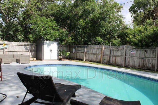 Building Photo - 323 W Palm St