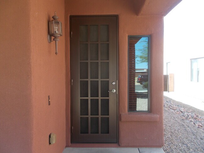 Building Photo - 4 Bedroom Home