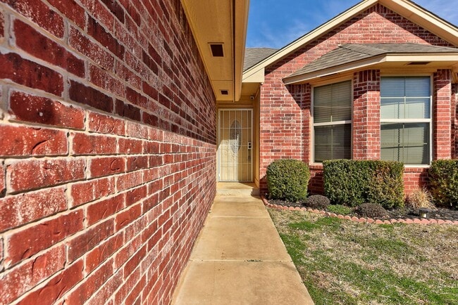 Building Photo - Spacious 3-Bedroom Home in Yukon – Modern ...
