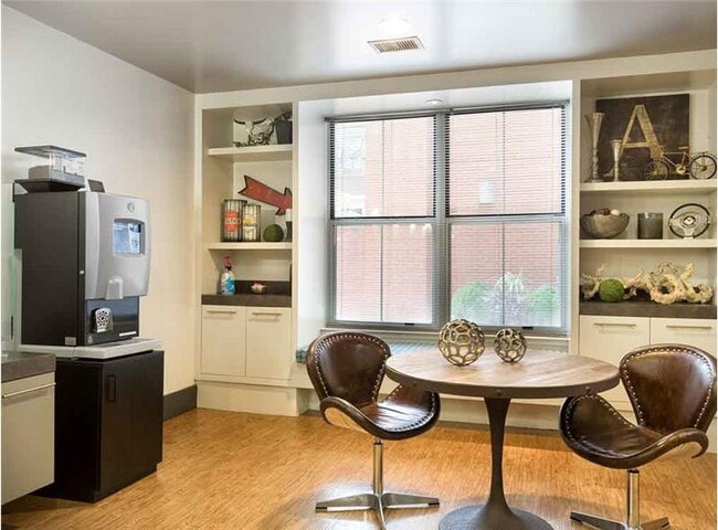 Building Photo - 202 1/2 Lavaca St