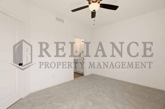 Building Photo - 5259 N Pinecrest Ct