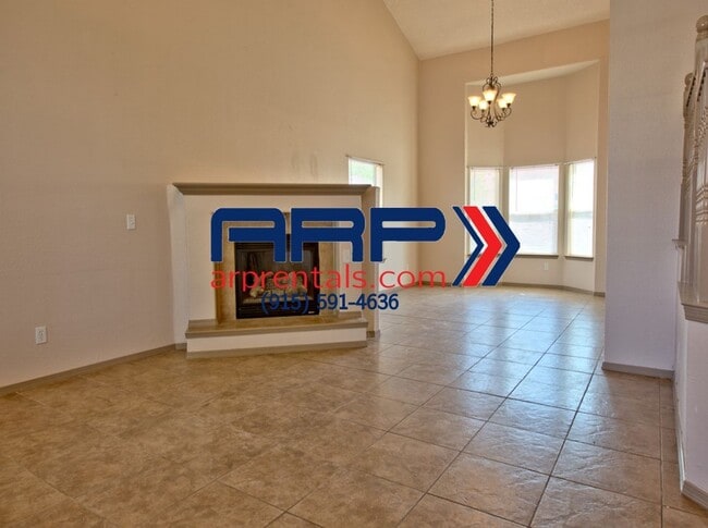 Building Photo - SPACIOUS AND ELEGANT EASTSIDE HOME