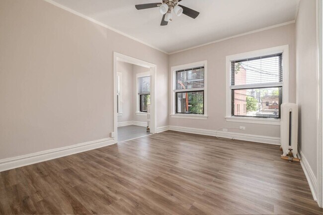 Building Photo - 916 W Diversey Pkwy