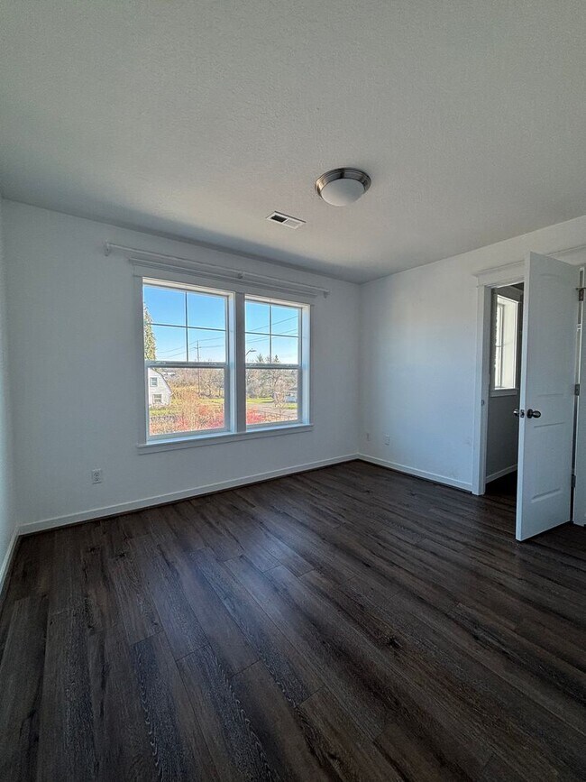 Building Photo - 2 Story Home in the Desirable Columbia Estates Development