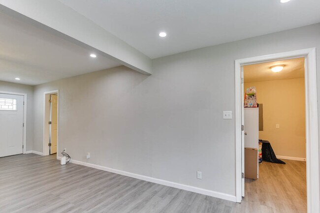 Building Photo - 1011 Robinson Rd