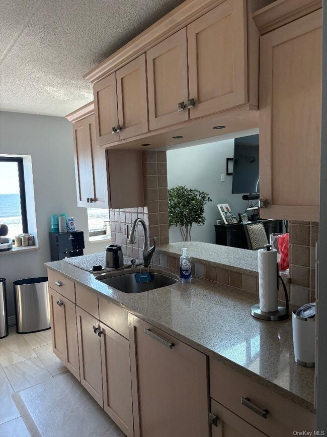 Building Photo - 750 W Broadway