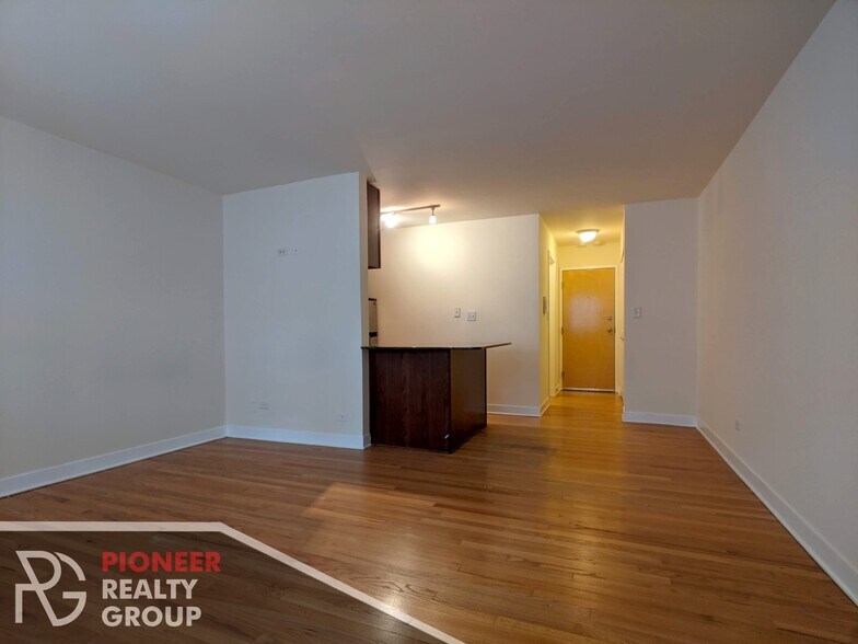 Building Photo - 643 W Wrightwood Ave