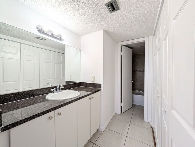 Building Photo - Spacious 2BR/2BA Residence – Great Kendall Location