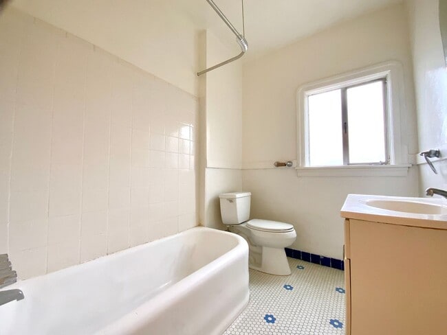 Building Photo - Spacious 1BR w/ Bonus Room! Laundry On Site! PRIVATE GARAGE PARKING!